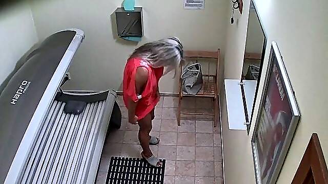 Mature busty in solarium